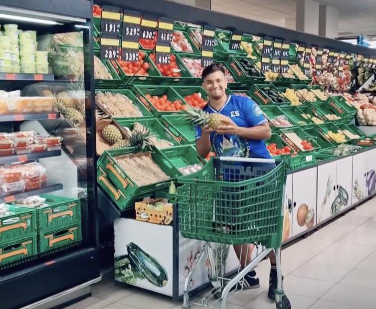 „Ora Ananasului”, trendul de agățat din Spania care provoacă haos în magazine. Cum au ajuns oamenii să își caute jumătatea 921037