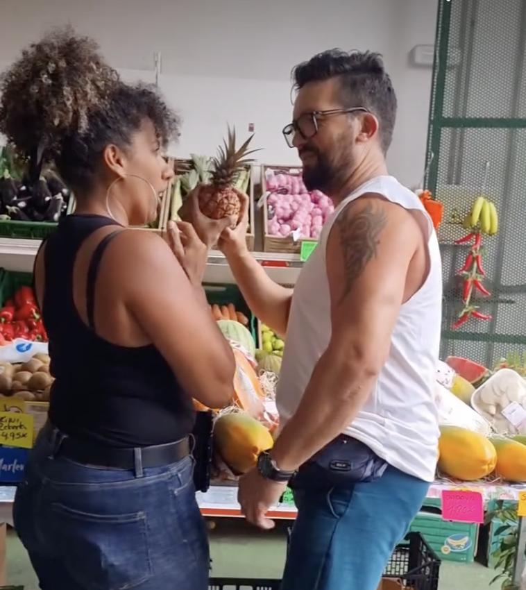 „Ora Ananasului”, trendul de agățat din Spania care provoacă haos în magazine. Cum au ajuns oamenii să își caute jumătatea 921038