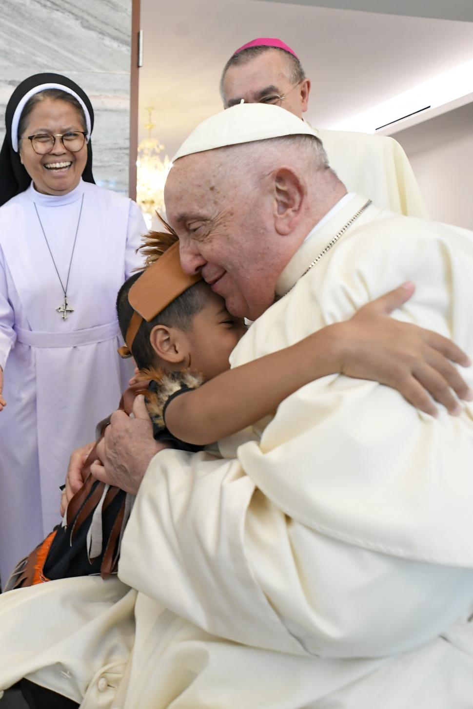 Papa Francisc a ajuns în Indonezia. Suveranul Pontif a fost întâmpinat de zeci de credincioși și îmbrățișat călduros de copii 920880
