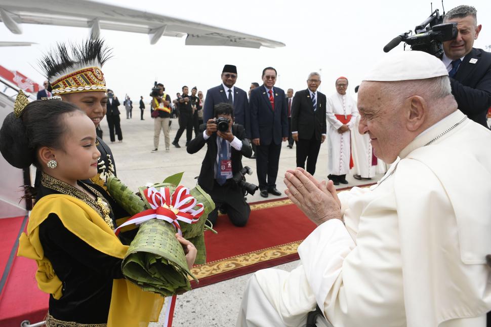 Papa Francisc a ajuns în Indonezia. Suveranul Pontif a fost întâmpinat de zeci de credincioși și îmbrățișat călduros de copii 920881
