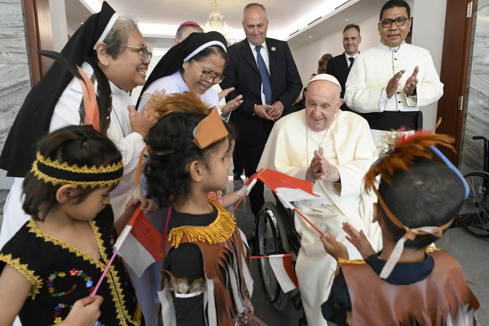 Papa Francisc a ajuns în Indonezia. Suveranul Pontif a fost întâmpinat de zeci de credincioși și îmbrățișat călduros de copii 920882