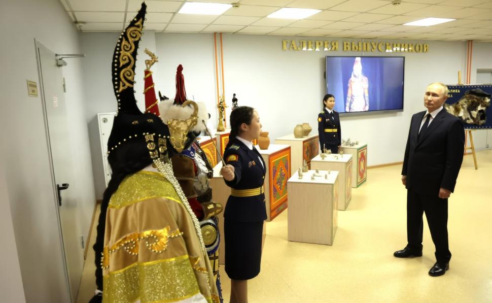  Primele imagini cu Putin în Mongolia. În loc să fie arestat, a fost primit cu flori și covor roșu  920893