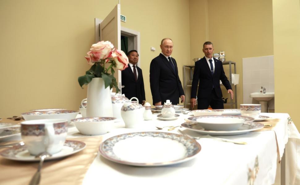  Primele imagini cu Putin în Mongolia. În loc să fie arestat, a fost primit cu flori și covor roșu  920894