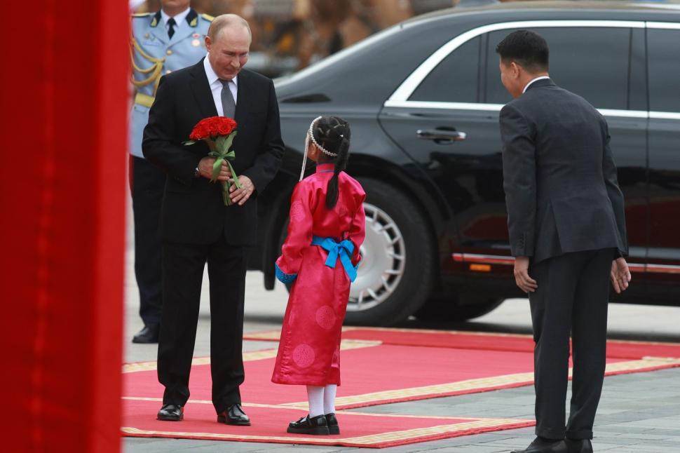  Primele imagini cu Putin în Mongolia. În loc să fie arestat, a fost primit cu flori și covor roșu  920898