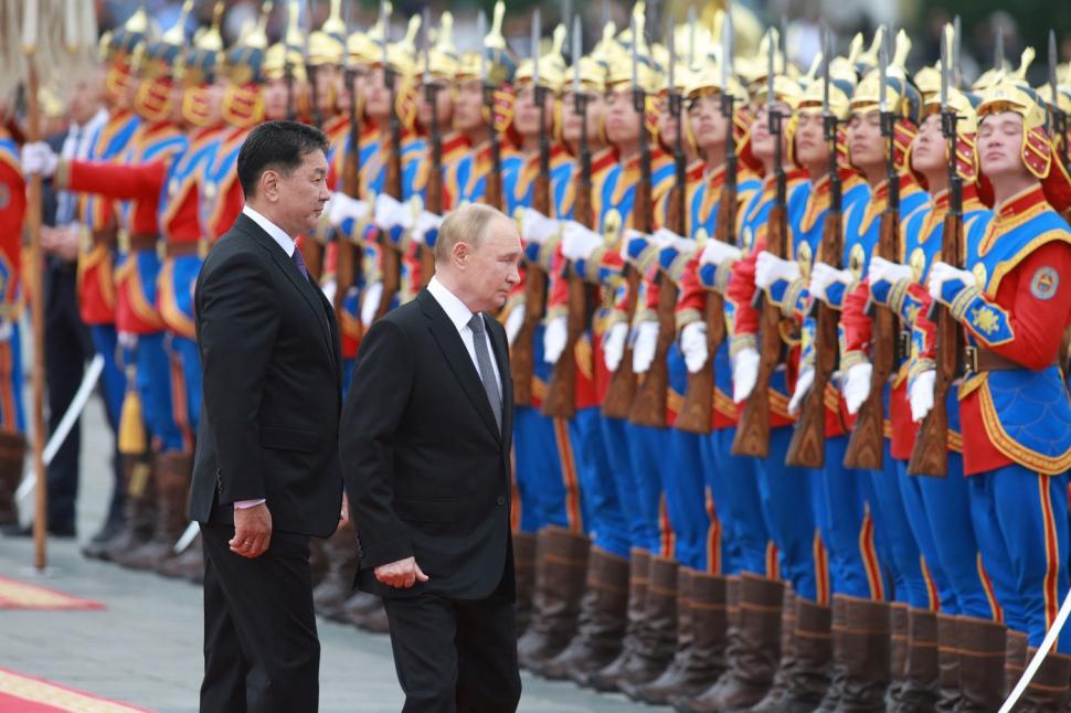  Primele imagini cu Putin în Mongolia. În loc să fie arestat, a fost primit cu flori și covor roșu  920899