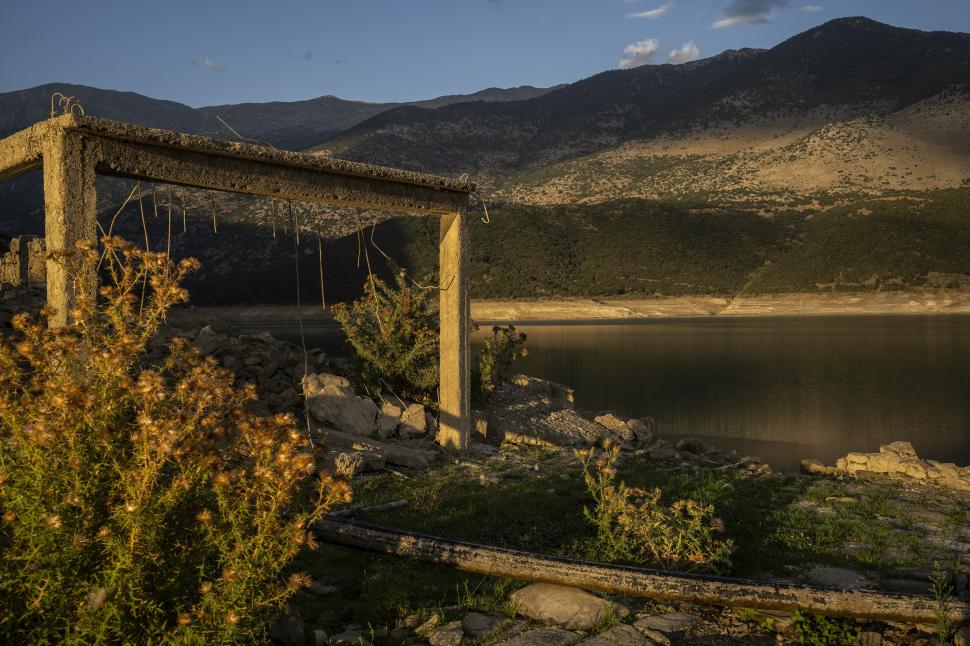 Ruinele unui sat scufundat în urmă cu zeci de ani au reapărut la suprafaţă din cauza secetei, în Grecia 921066