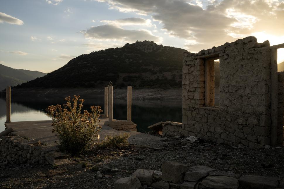 Ruinele unui sat scufundat în urmă cu zeci de ani au reapărut la suprafaţă din cauza secetei, în Grecia 921069