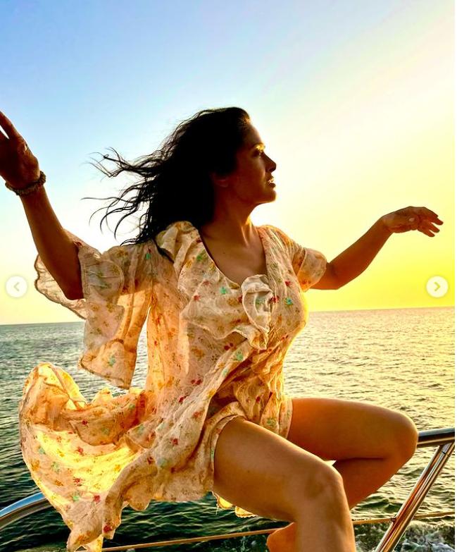 Salma Hayek a postat pe Instagram 18 fotografii cu ea în costum de baie, în ziua în care a împlinit 58 de ani: „La mulți ani mie!” 921011