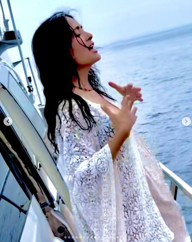 Salma Hayek a postat pe Instagram 18 fotografii cu ea în costum de baie, în ziua în care a împlinit 58 de ani: „La mulți ani mie!” 921015