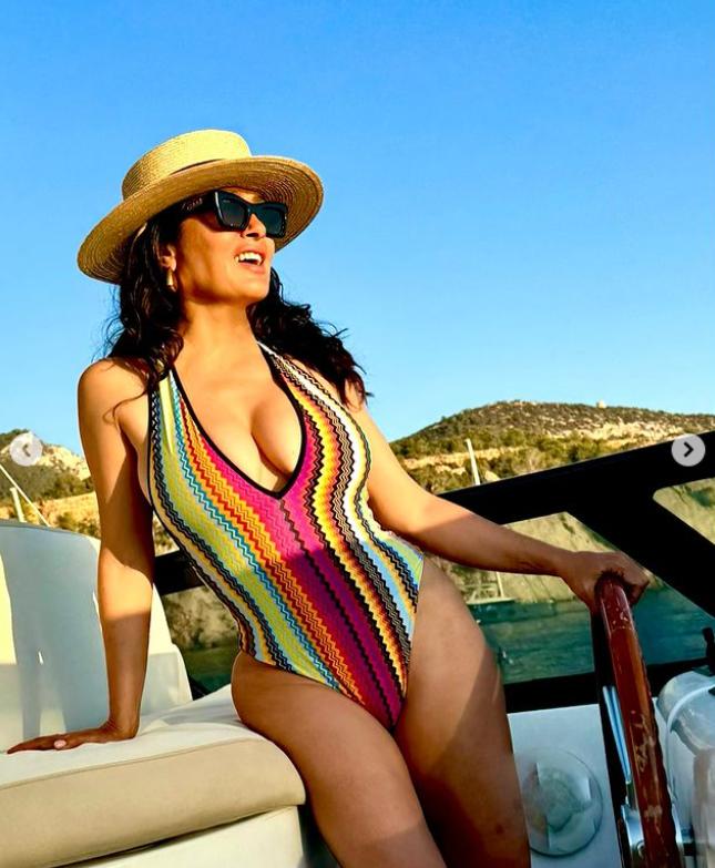 Salma Hayek a postat pe Instagram 18 fotografii cu ea în costum de baie, în ziua în care a împlinit 58 de ani: „La mulți ani mie!” 921022