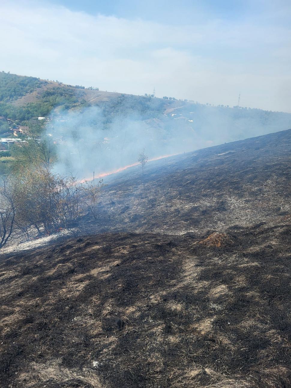 Incendii uriașe în cinci județe, sute de pompieri intervin, elicoptere și avioane ridicate de la sol. Păduri arse, un cimitir pârjolit 921133