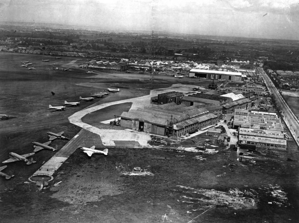 FOTO Povestea Aeroportului Craydon, acum uitat de lume, care a fost odată „poarta” de intrare în Europa 921386