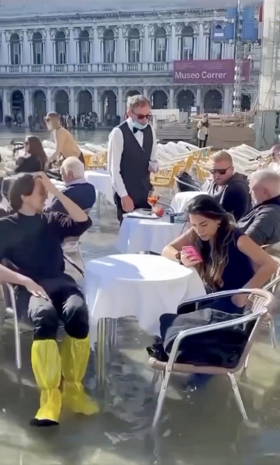 Imaginile dezastrului după inundațiile din Italia: Puhoaiele au distrus un pod, un om e dat dispărut. Apa ajunge până sub genunchi 921641