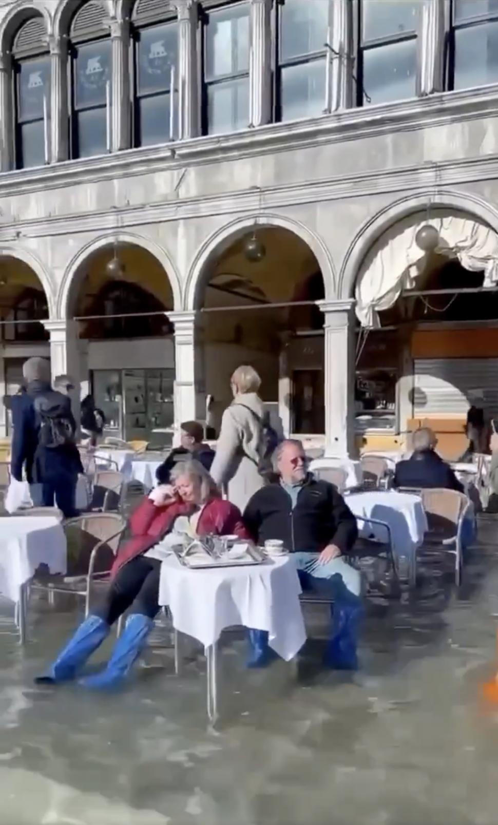 Imaginile dezastrului după inundațiile din Italia: Puhoaiele au distrus un pod, un om e dat dispărut. Apa ajunge până sub genunchi 921642