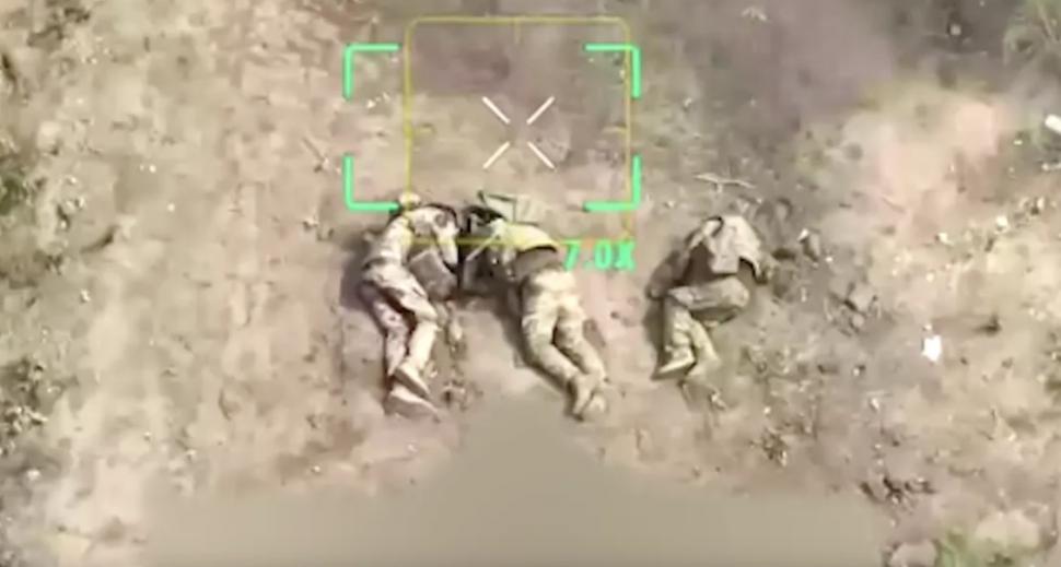 Imagini șocante filmate din dronă arată cum rușii îi execută fără milă pe ucrainenii care se predau 921603