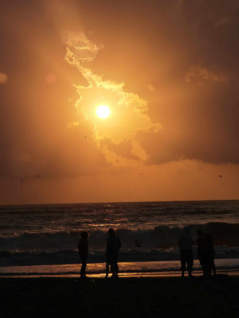 FOTO Fenomen meteo rar la Marea Neagră: O trombă cu aspect de tornadă a fost fotografiată în Vama Veche 921773