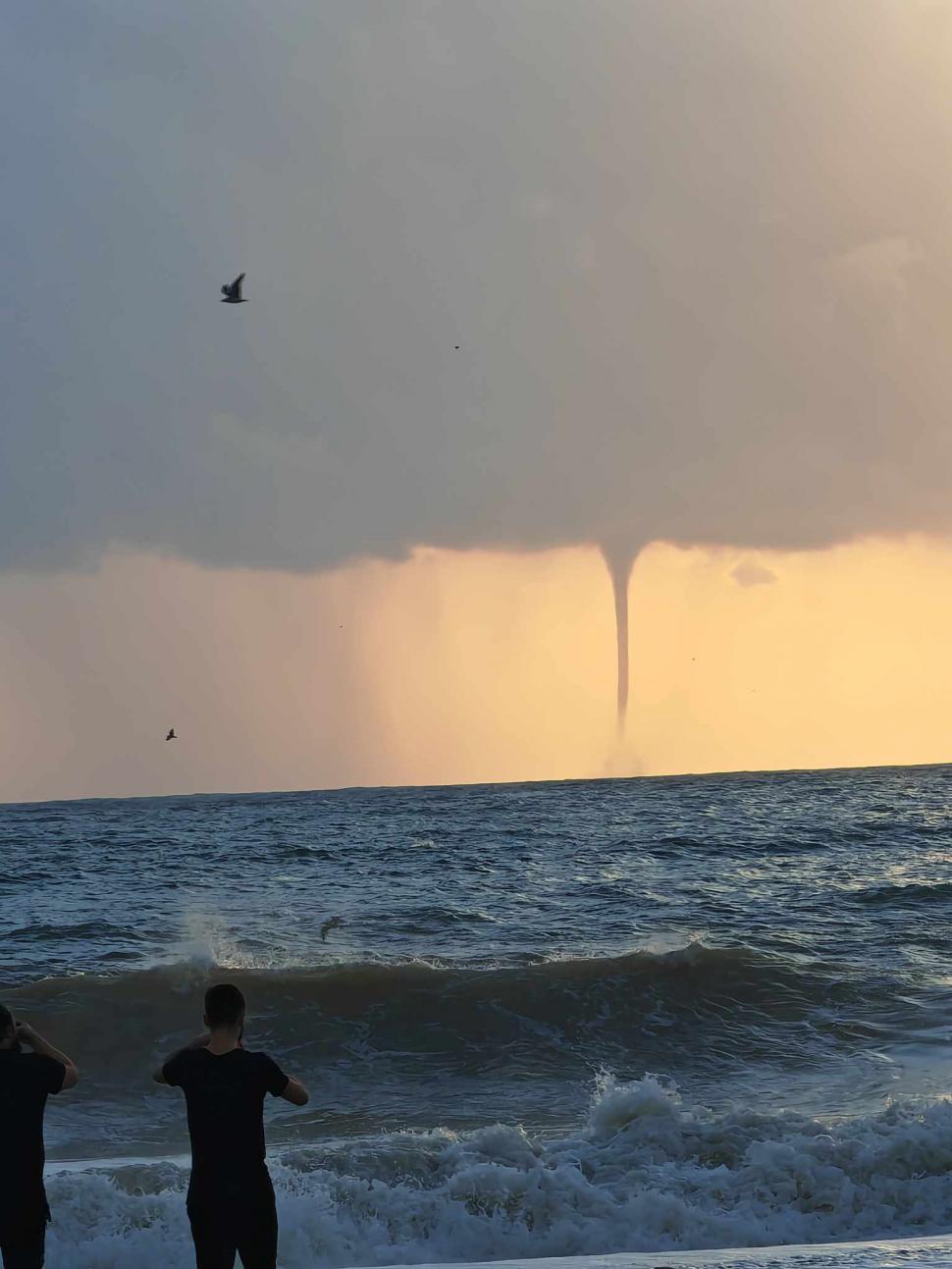FOTO Fenomen meteo rar la Marea Neagră: O trombă cu aspect de tornadă a fost fotografiată în Vama Veche 921774