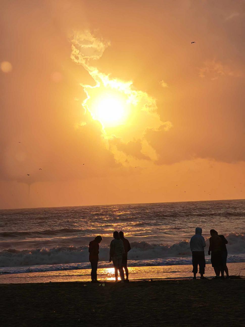 FOTO Fenomen meteo rar la Marea Neagră: O trombă cu aspect de tornadă a fost fotografiată în Vama Veche 921775