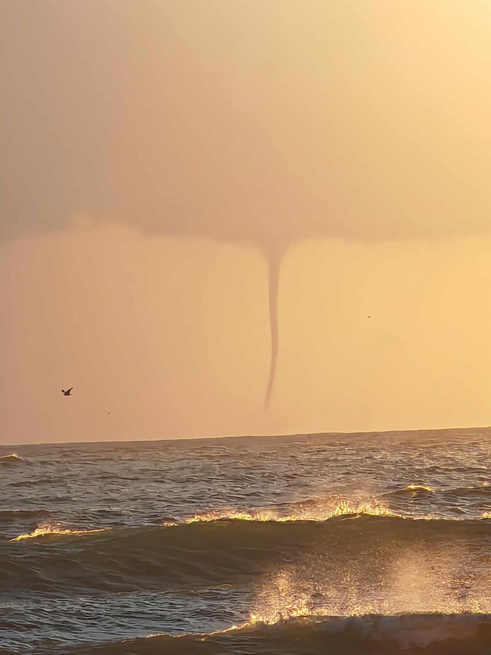 FOTO Fenomen meteo rar la Marea Neagră: O trombă cu aspect de tornadă a fost fotografiată în Vama Veche 921776