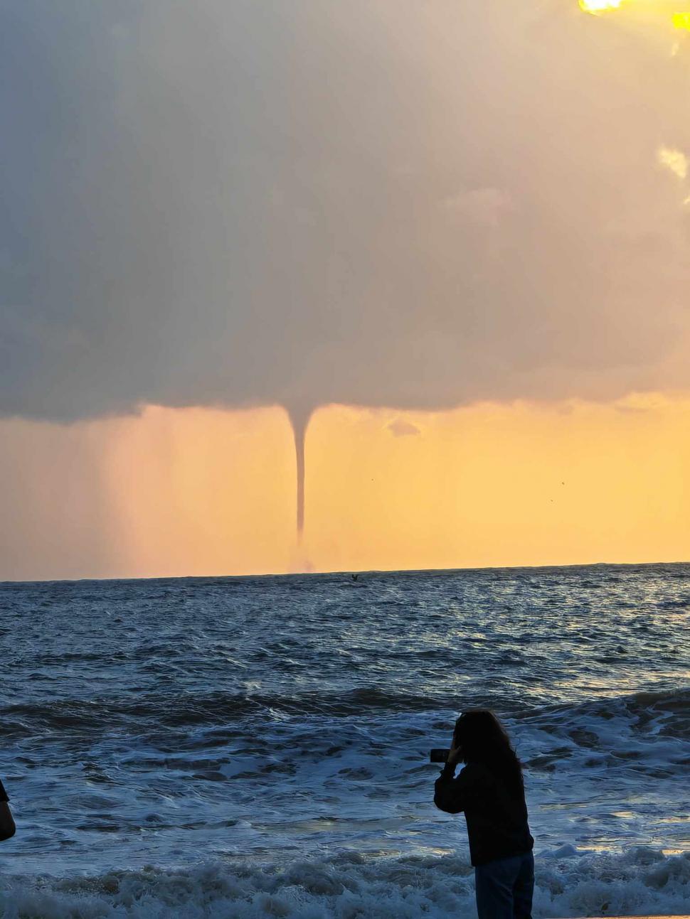 FOTO Fenomen meteo rar la Marea Neagră: O trombă cu aspect de tornadă a fost fotografiată în Vama Veche 921777