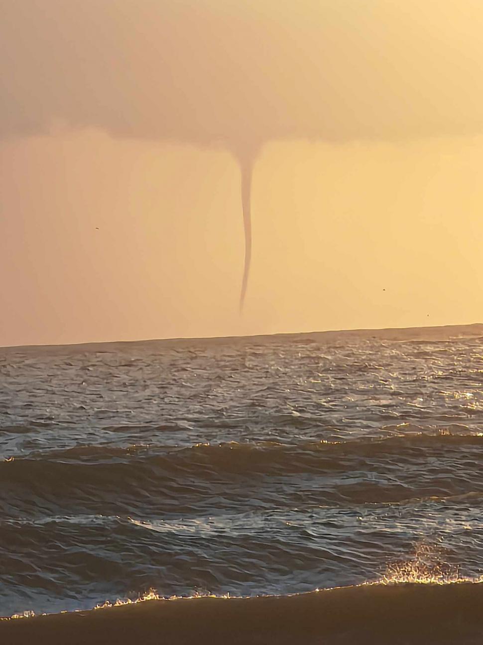 FOTO Fenomen meteo rar la Marea Neagră: O trombă cu aspect de tornadă a fost fotografiată în Vama Veche 921778
