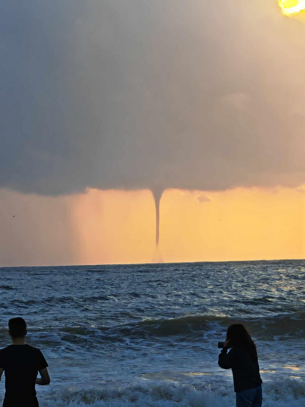 FOTO Fenomen meteo rar la Marea Neagră: O trombă cu aspect de tornadă a fost fotografiată în Vama Veche 921779