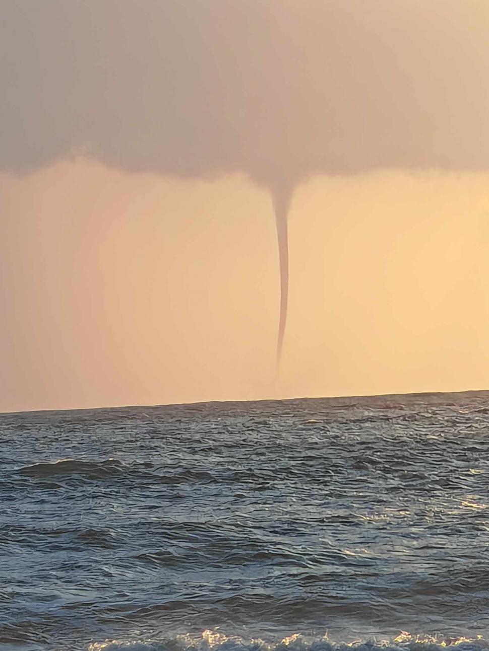 FOTO Fenomen meteo rar la Marea Neagră: O trombă cu aspect de tornadă a fost fotografiată în Vama Veche 921780