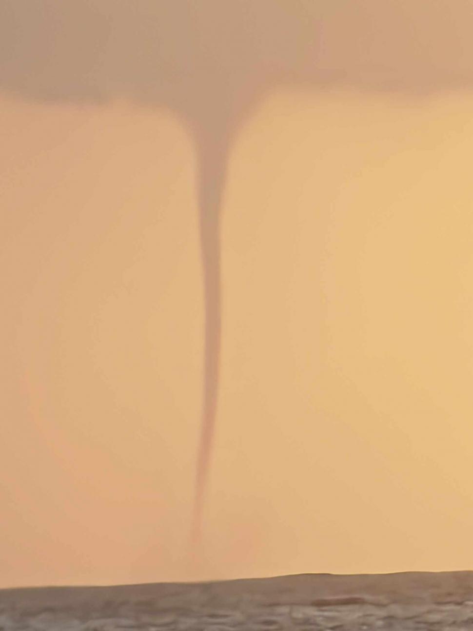 FOTO Fenomen meteo rar la Marea Neagră: O trombă cu aspect de tornadă a fost fotografiată în Vama Veche 921781