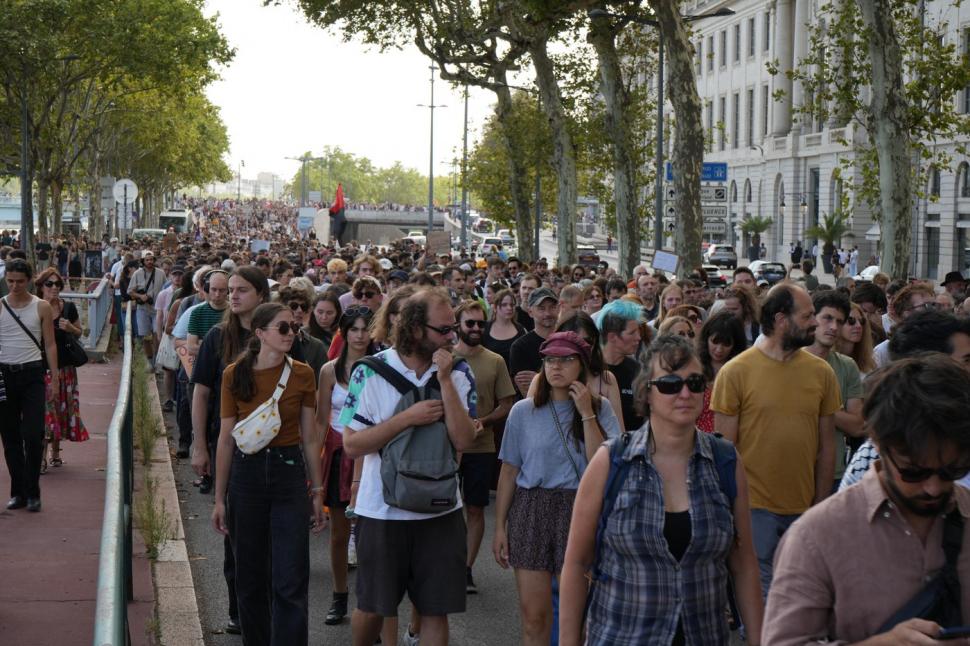 Mii de manifestanţi de stânga protestează în Franța împotriva lui Emmanuel Macron: „Să demisioneze!" 921824