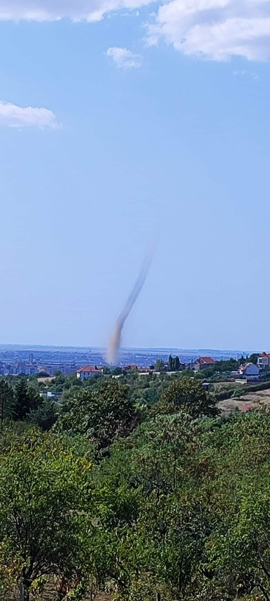 VIDEO Fenomen neobișnuit: Un vârtej de praf cu aspect de tornadă a fost surprins la Oradea 921864