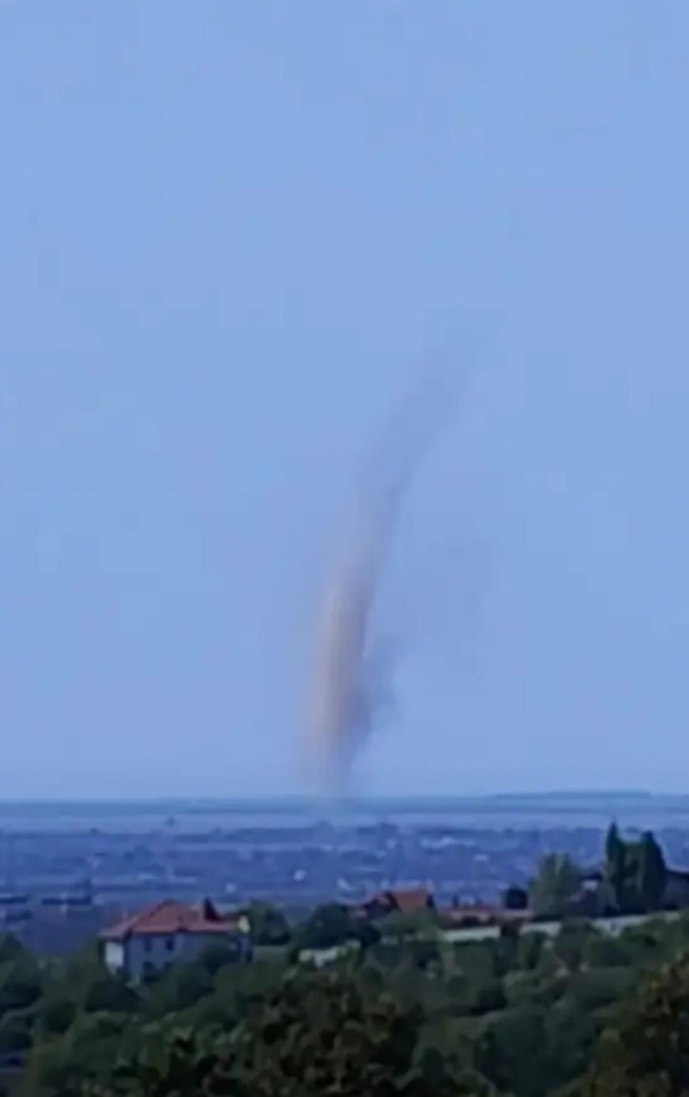 VIDEO Fenomen neobișnuit: Un vârtej de praf cu aspect de tornadă a fost surprins la Oradea 921865