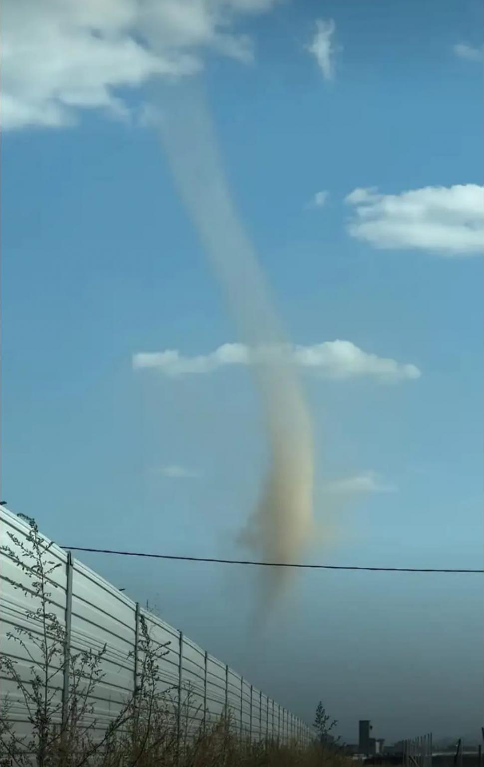 VIDEO Fenomen neobișnuit: Un vârtej de praf cu aspect de tornadă a fost surprins la Oradea 921866