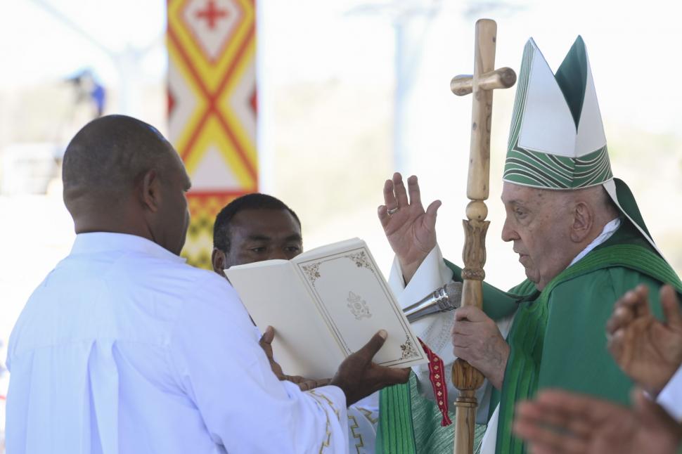 Imagini inedite cu Papa Francisc în Papua Noua Guinee. Suveranul Pontif a purtat o pălărie indigenă cu pene  921926