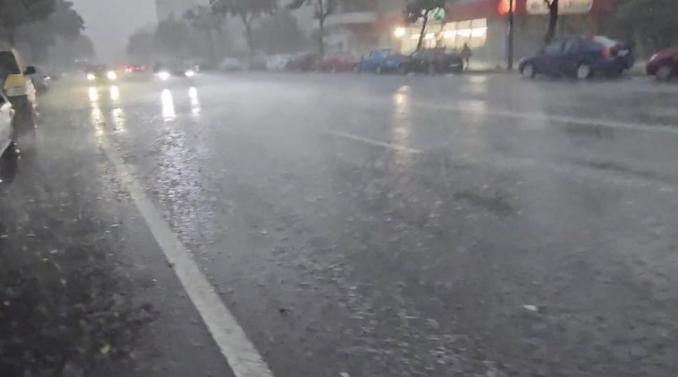 Cod portocaliu de furtuni cu grindină, în mai multe județe: Localitățile vizate de alertele meteo imediate 922321