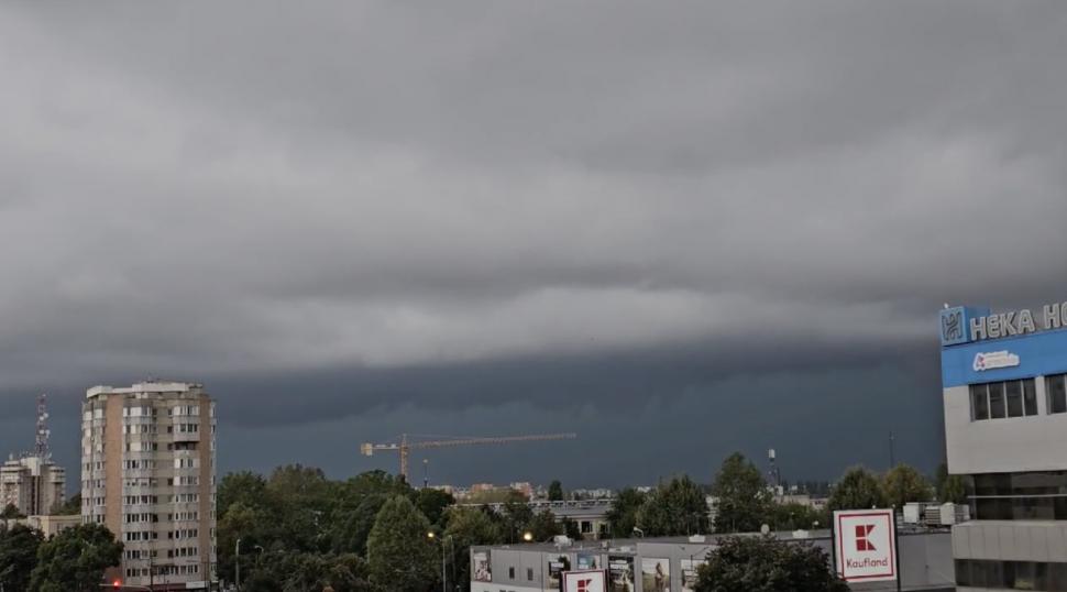 Cod portocaliu de furtuni cu grindină, în mai multe județe: Localitățile vizate de alertele meteo imediate 922323