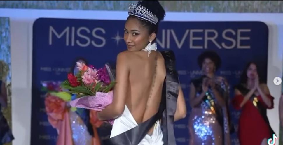 Complot și intrigi la un concurs de Miss. Câștigătoarei i-a fost luată coroana de soția deținătorului licenței 922397