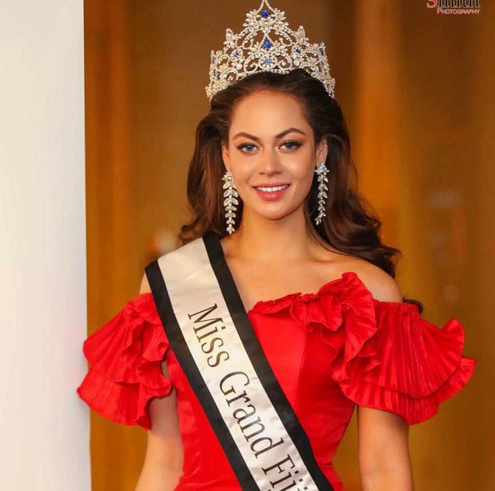 Complot și intrigi la un concurs de Miss. Câștigătoarei i-a fost luată coroana de soția deținătorului licenței 922414