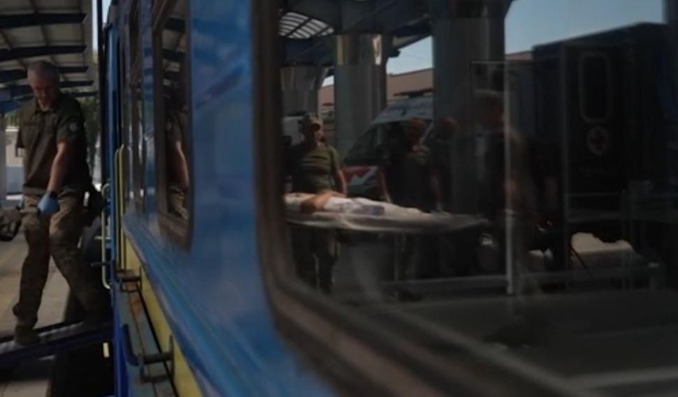 CNN: Trenul vieții aduce răniți de pe linia frontului din Ucraina. Este o țintă majoră pentru Rusia, iar traseul său este strict secret 922768