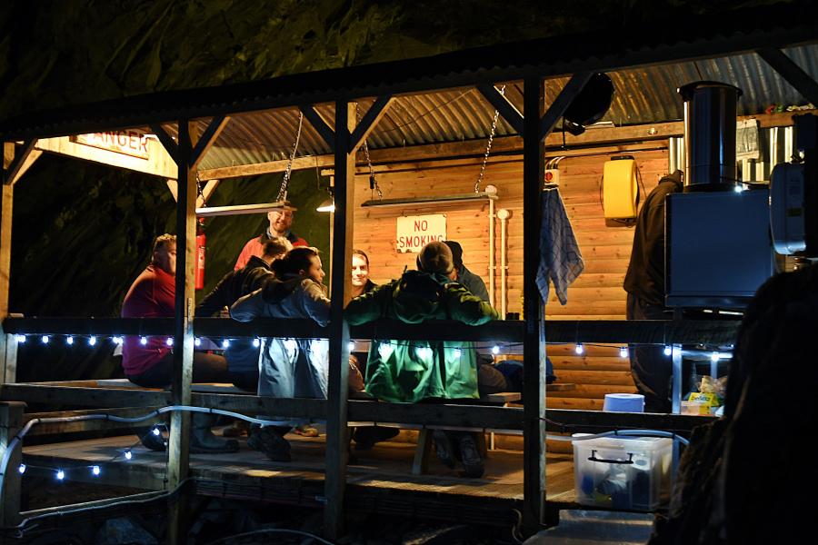 Turiștii dau o avere pe o cameră la hotelul la care ajung după ce urcă pe munte o oră și coboară în mină 2 ore. Dar spun că dorm bine 922681