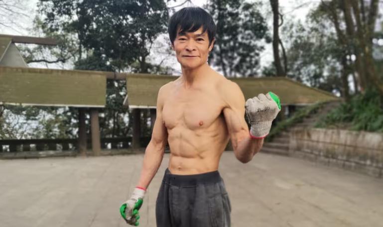 Un bărbat care la 70 de ani arată ca la 30 și-a dezvăluit secretele. Și sunt cu totul neașteptate 922877