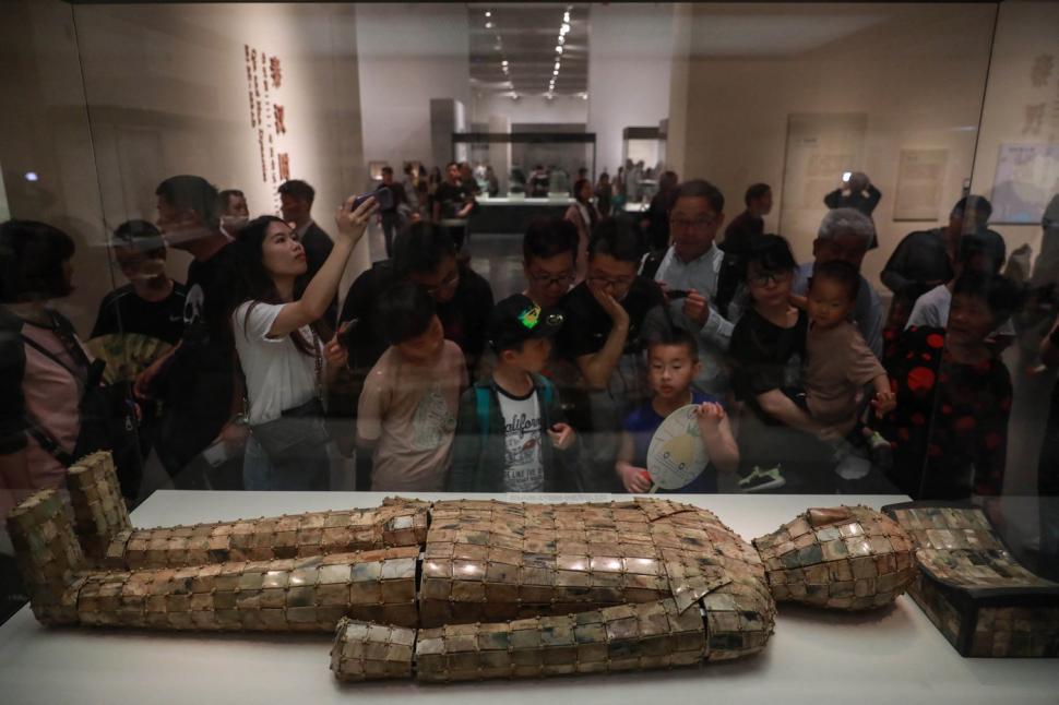 „Armura nemuririi”: Cum arată costumul funerar din mii de bucăți de jad, vechi de 2.000 de ani, purtat de conducătorul dinastiei Han 923349