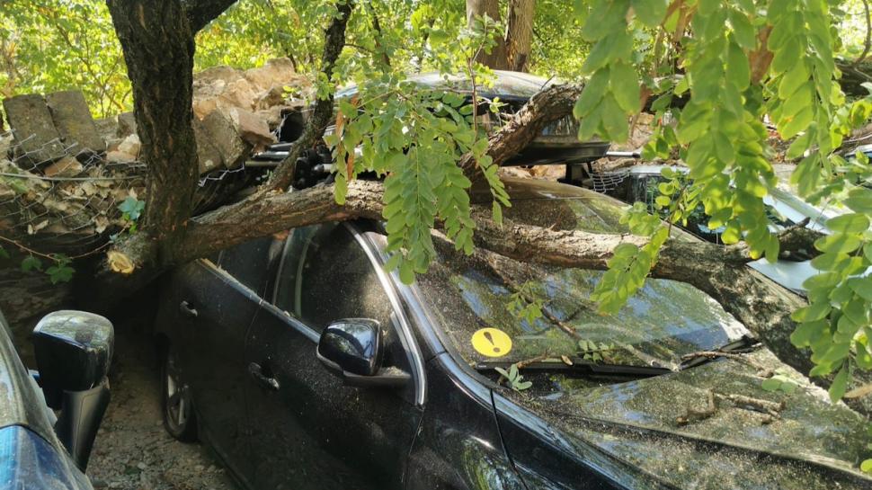 Un zid al Conacului Dudești s-a prăbușit peste nouă mașini, în Sectorul 3 al Capitalei 923345