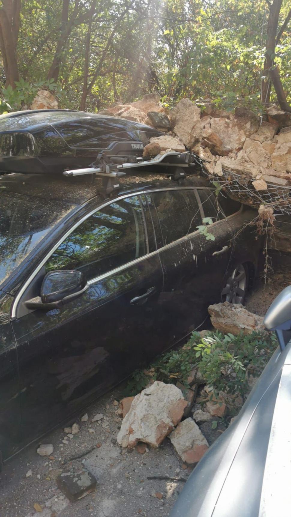 Un zid al Conacului Dudești s-a prăbușit peste nouă mașini, în Sectorul 3 al Capitalei 923353