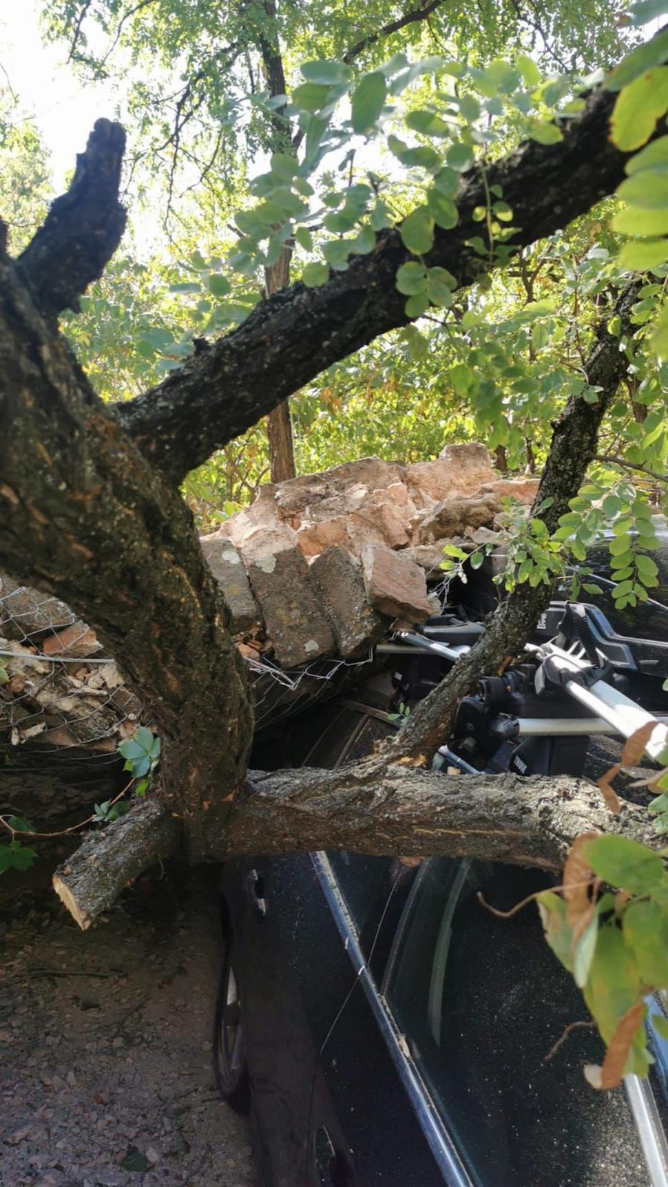 Un zid al Conacului Dudești s-a prăbușit peste nouă mașini, în Sectorul 3 al Capitalei 923354