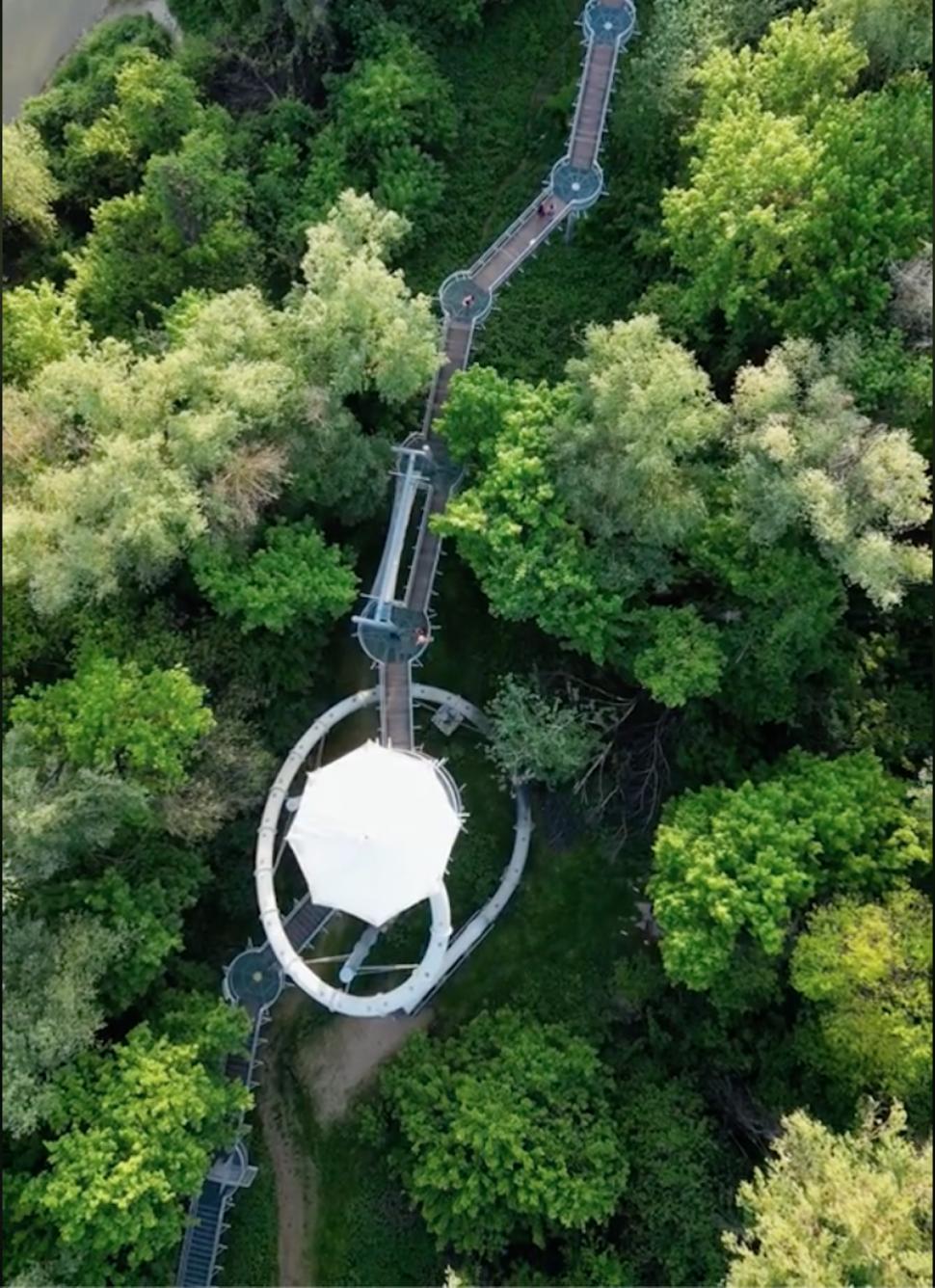 Loc uluitor la numai o oră de Arad. Aleea Cununilor este spectaculoasă 923521