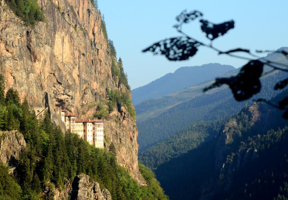 Mănăstirea străveche din Turcia, suspendată la 300 de metri pe o stâncă. Originile sale sunt învăluite în mit 923308