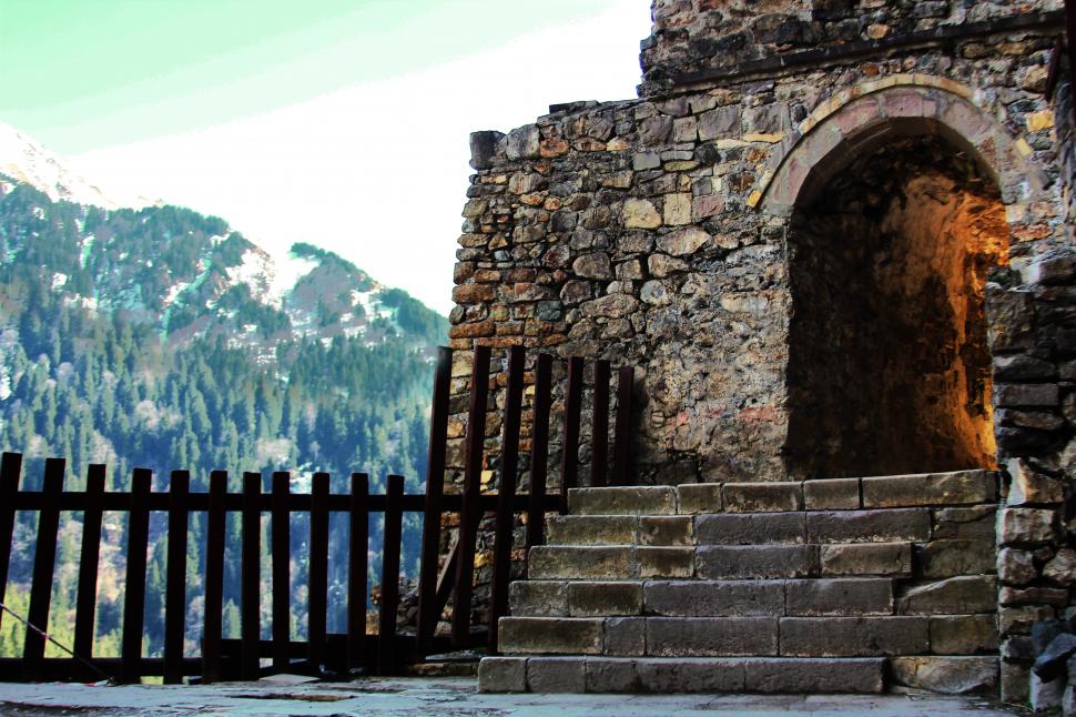 Mănăstirea străveche din Turcia, suspendată la 300 de metri pe o stâncă. Originile sale sunt învăluite în mit 923310