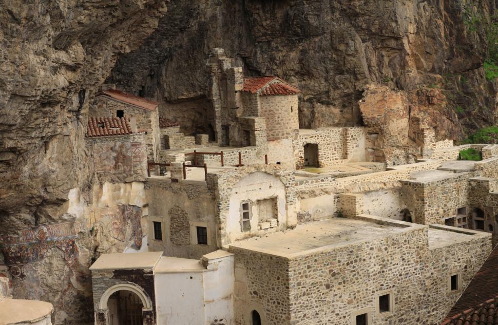 Mănăstirea străveche din Turcia, suspendată la 300 de metri pe o stâncă. Originile sale sunt învăluite în mit 923311