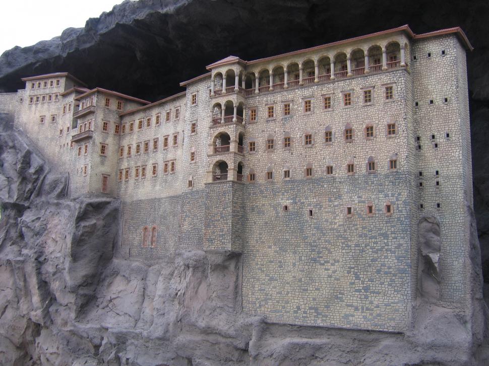 Mănăstirea străveche din Turcia, suspendată la 300 de metri pe o stâncă. Originile sale sunt învăluite în mit 923313