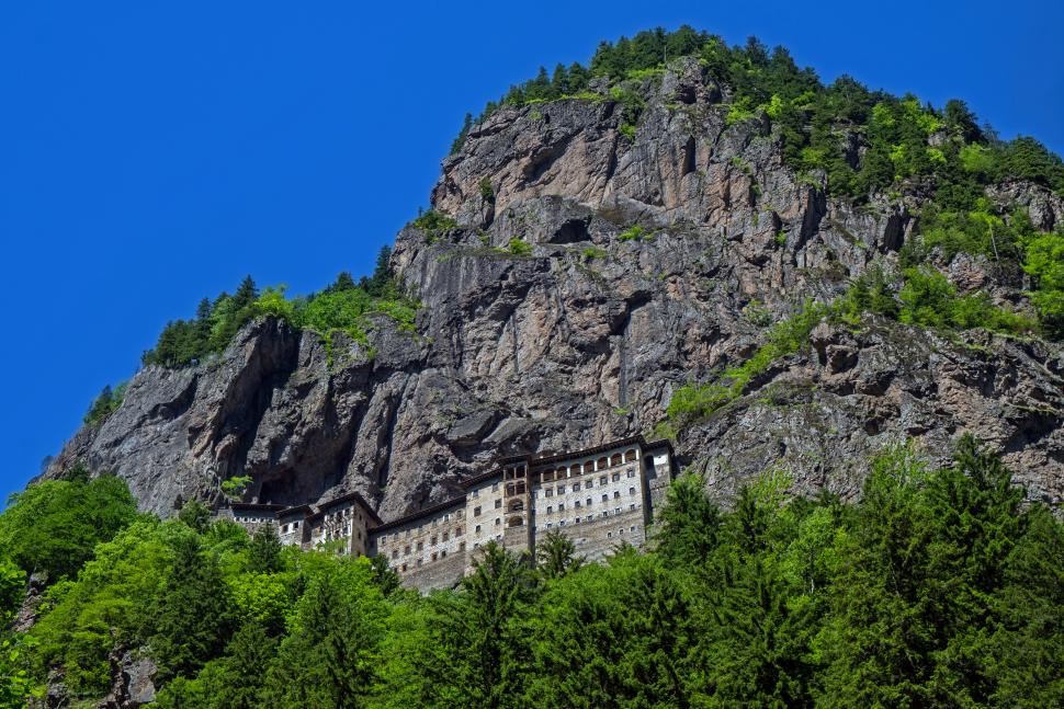 Mănăstirea străveche din Turcia, suspendată la 300 de metri pe o stâncă. Originile sale sunt învăluite în mit 923315
